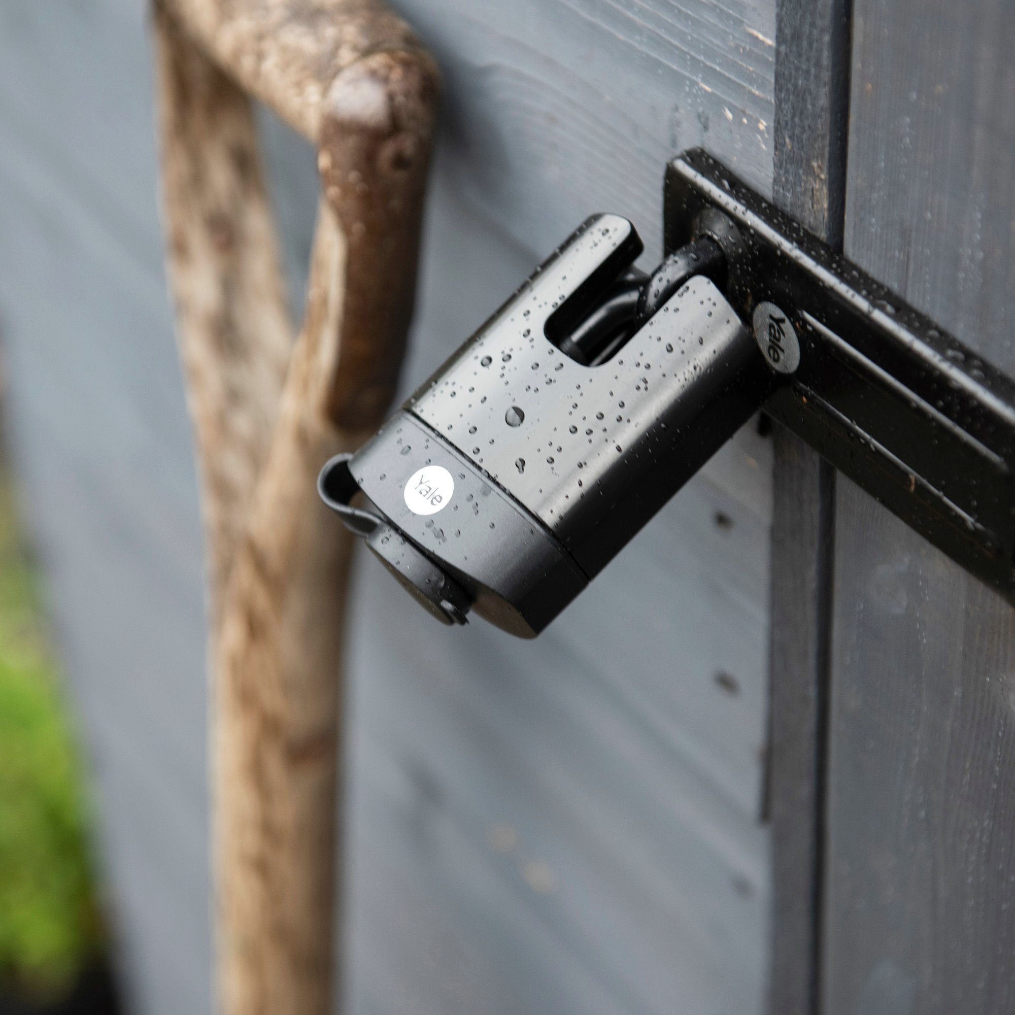 Long shackle store weatherproof padlock