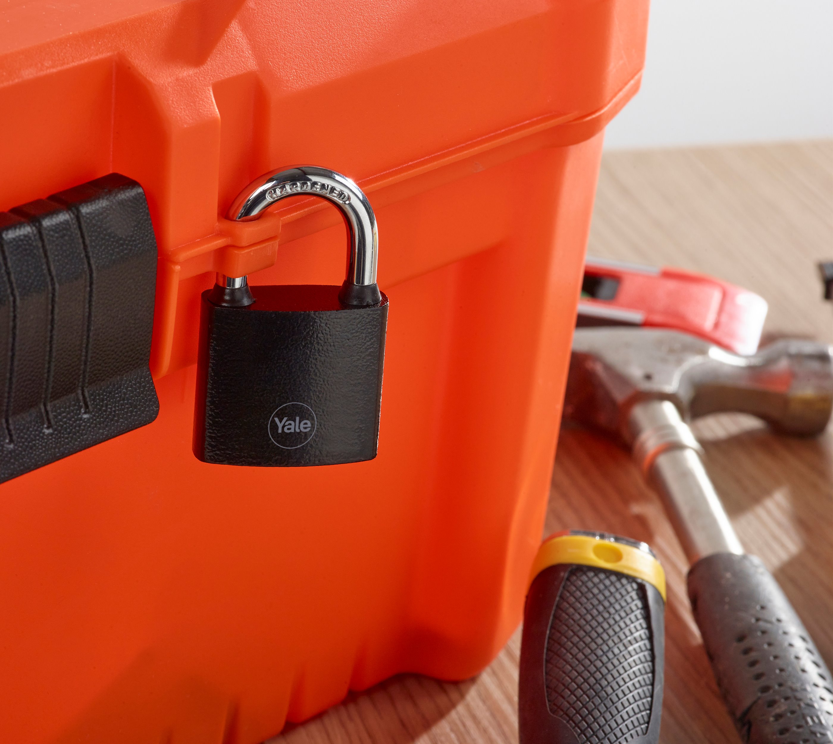 Candado Yale Y111B/38/121/1 - Negro, 38 Mm, Grillete Acero Endurecido